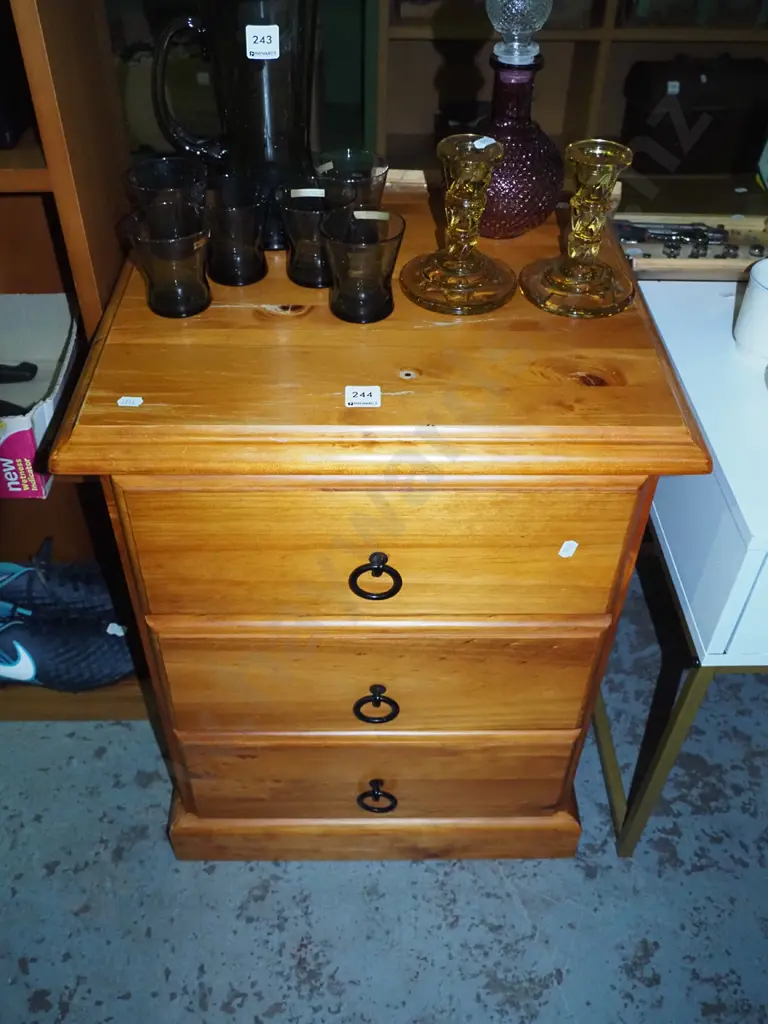 pine 3-drawer bedside cabinet Image 1++