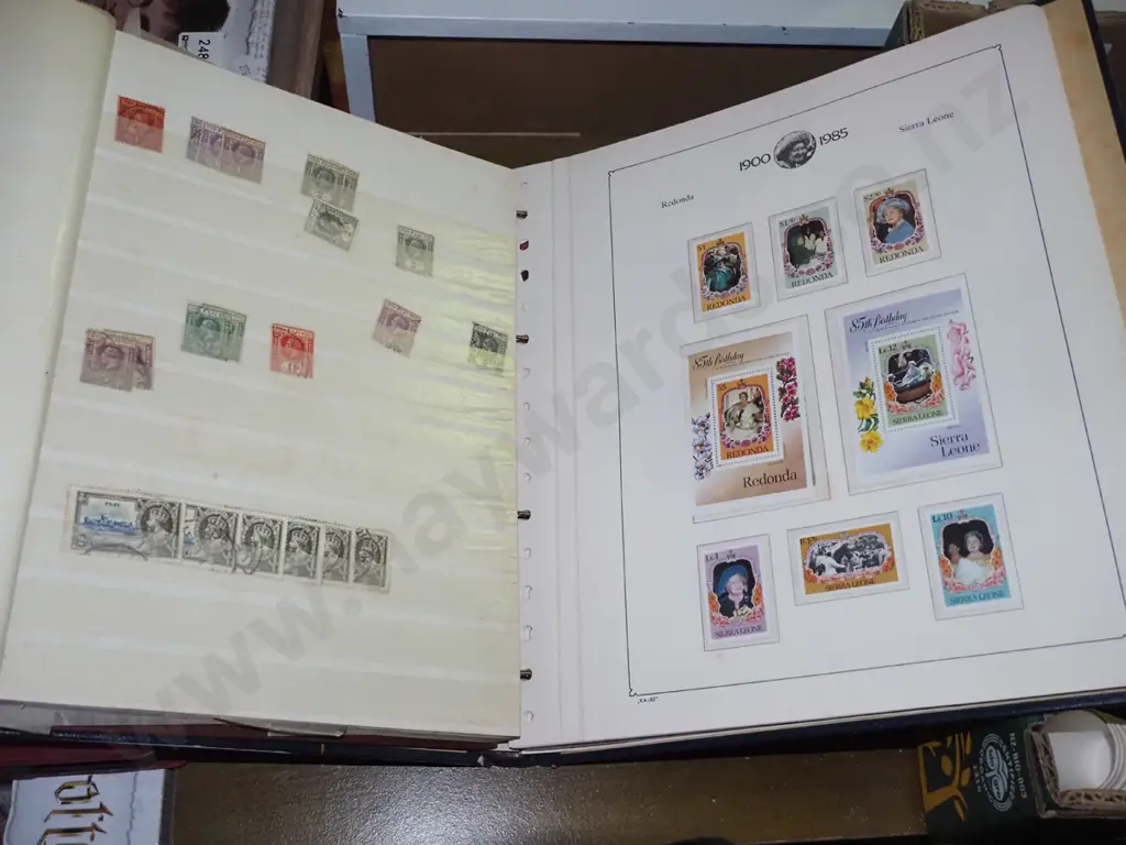 4 stamp albums Image 1++