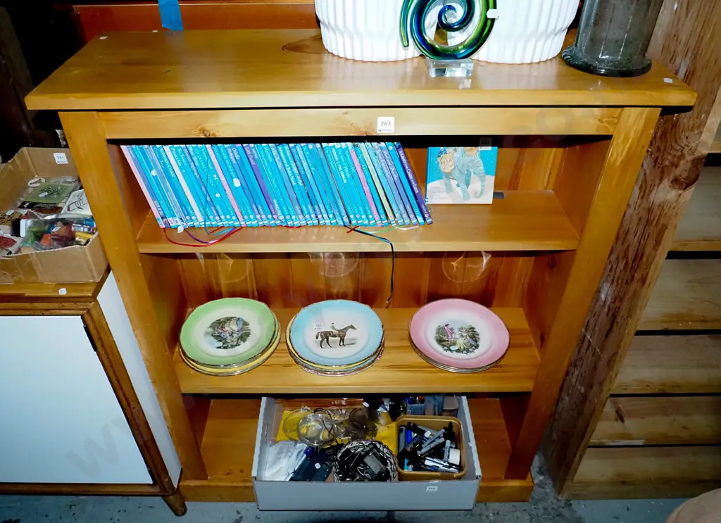 rimu bookcase H-1130 W-940 D-310 Image 1++
