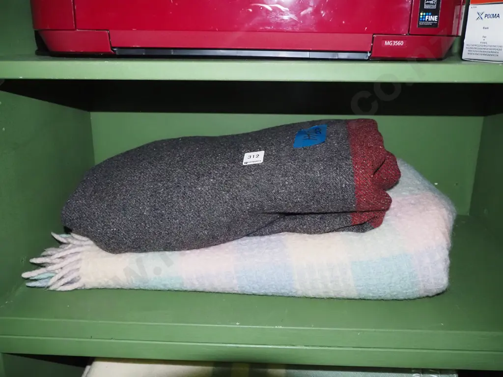 2 woollen blankets Image 1++