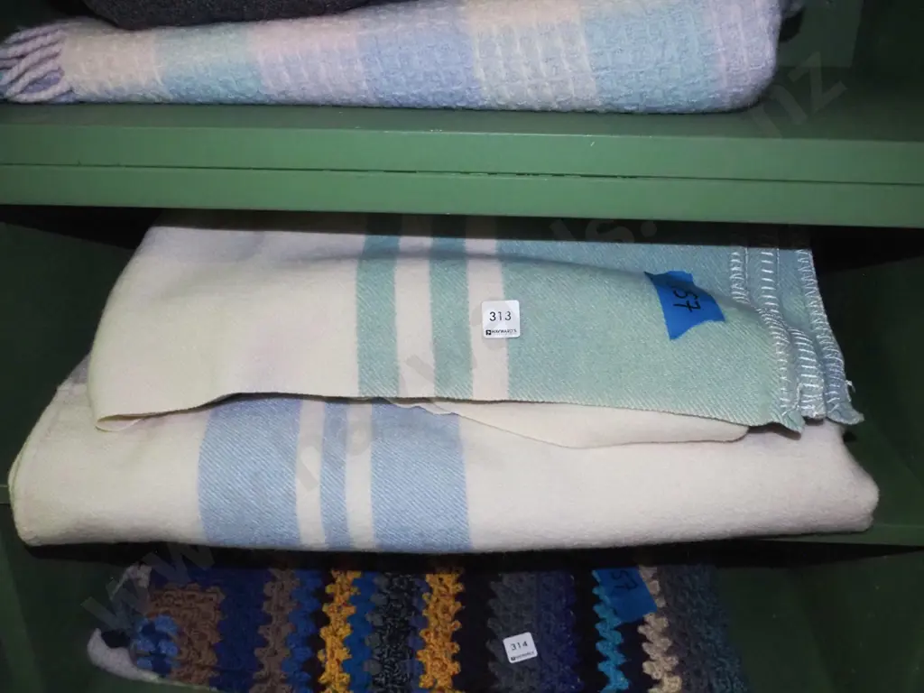 2 woollen blankets Image 1++