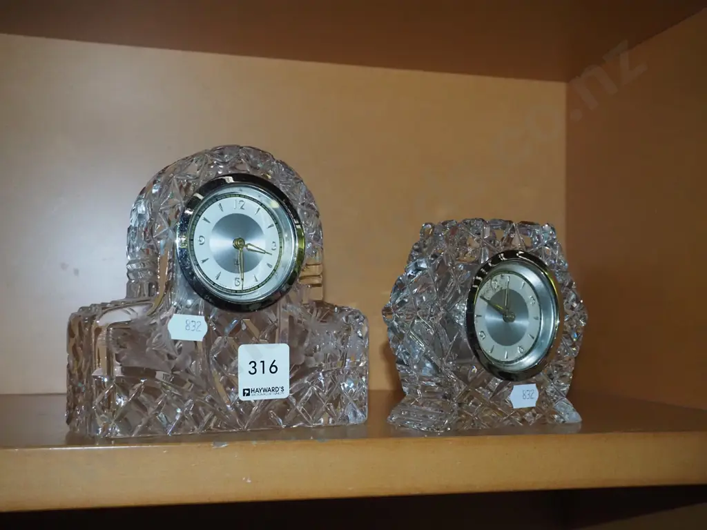 2 cut crystal mantel clock Image 1++