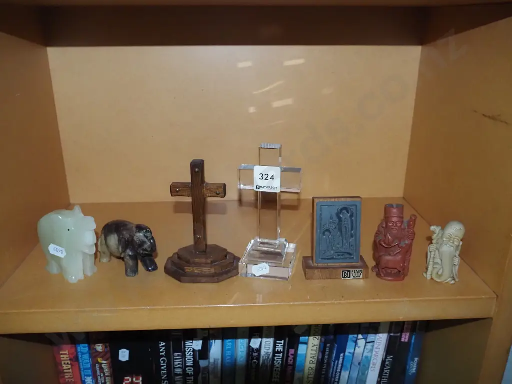 shelf: figurines, crucifixes etc. Image 1++