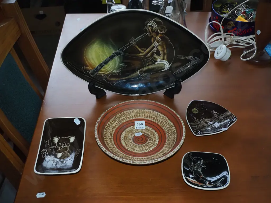 4 Australian souvenir items and a wall charger Image 1++