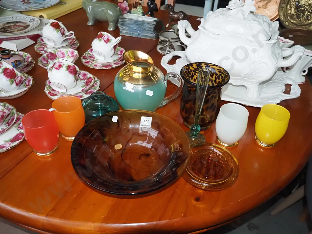 assorted glassware, amber glass bowls, coloured tumblers, etc. Image 1++