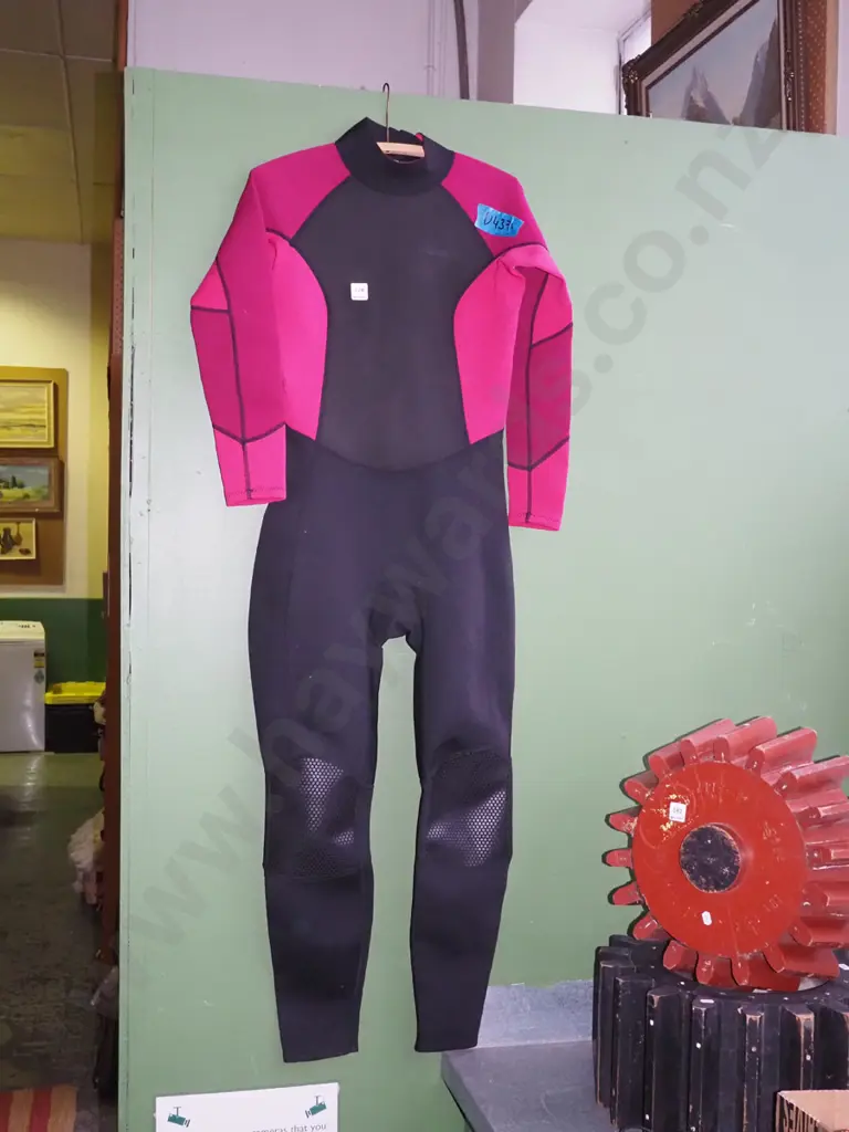 Mountain Warehouse wetsuit - size UK 12-14 Image 1++