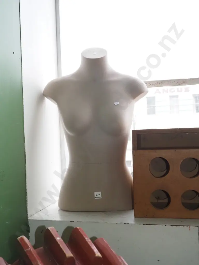 plastic female shop mannequin torse H-660 Image 1++
