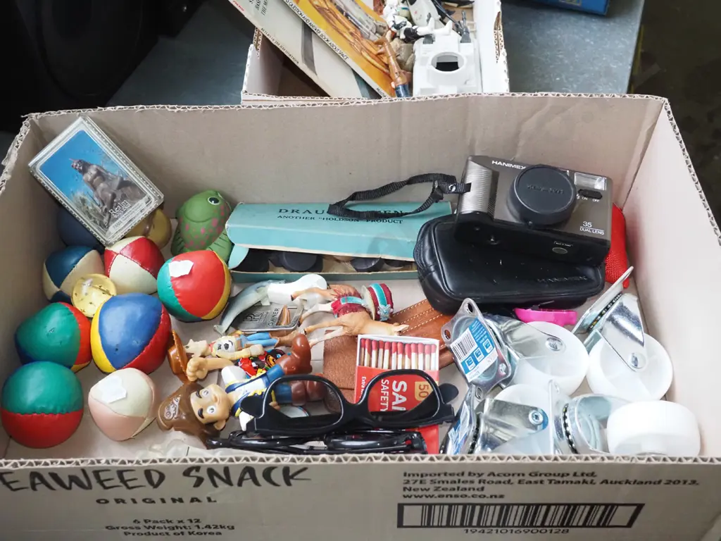 box: Hanimex 35mm camera, casters, 3d tv glasses etc. Image 1++