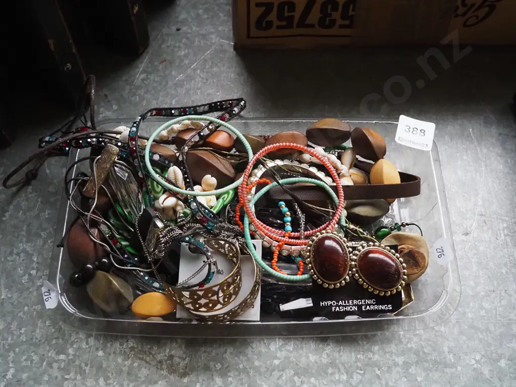 tray of costume jewellery Image 1++
