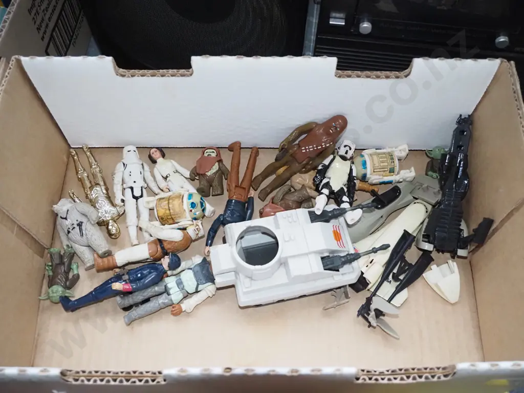 box of original Star Wars figurines and Return of the Jedi and Star Wars books Image 1++