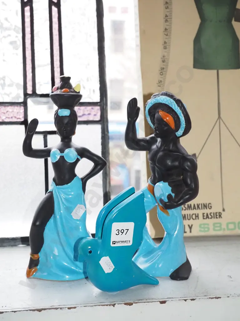 3 figurines, tallest is H-220 Image 1++
