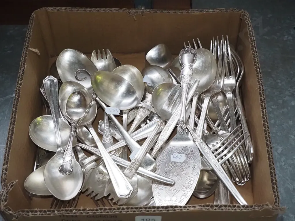 box of cutlery Image 1++