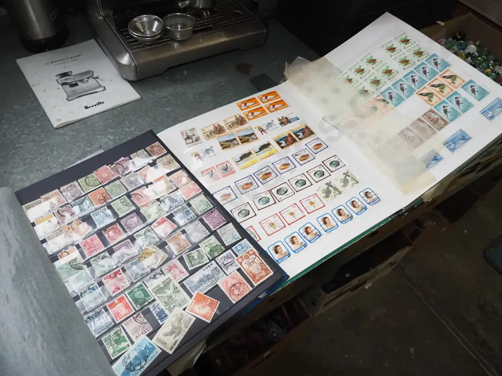 2 stamp albums Image 1++