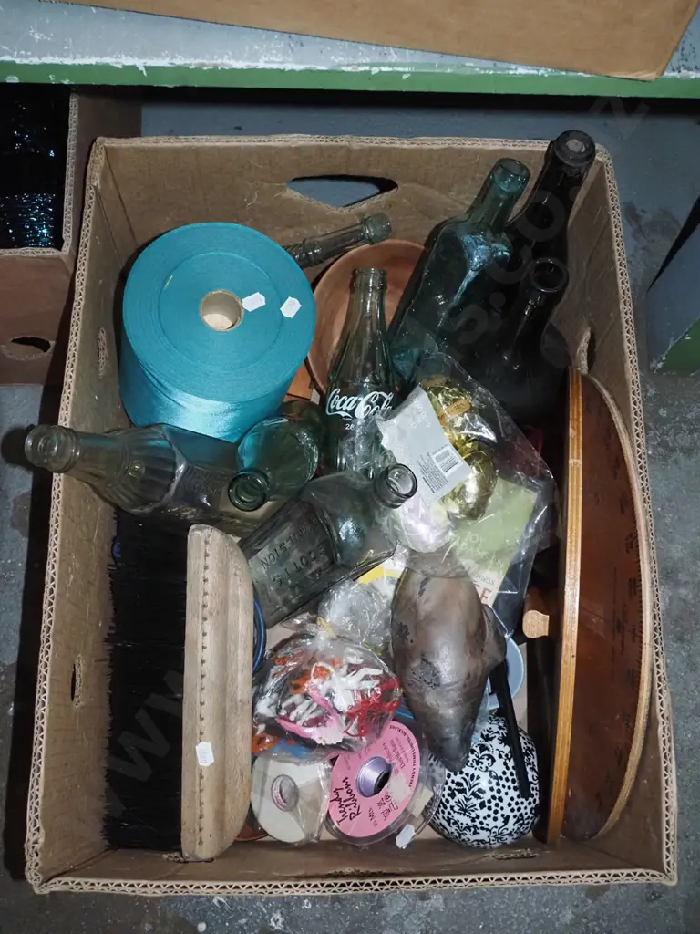 box: various bottles, ceramic seal, ribbons, etc. Image 1++