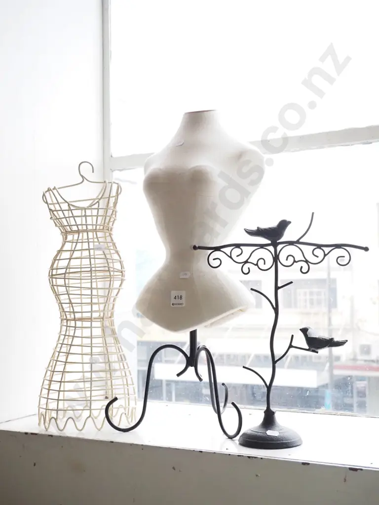 2 jewellery stands, small calico torso on stand H-620 Image 1++