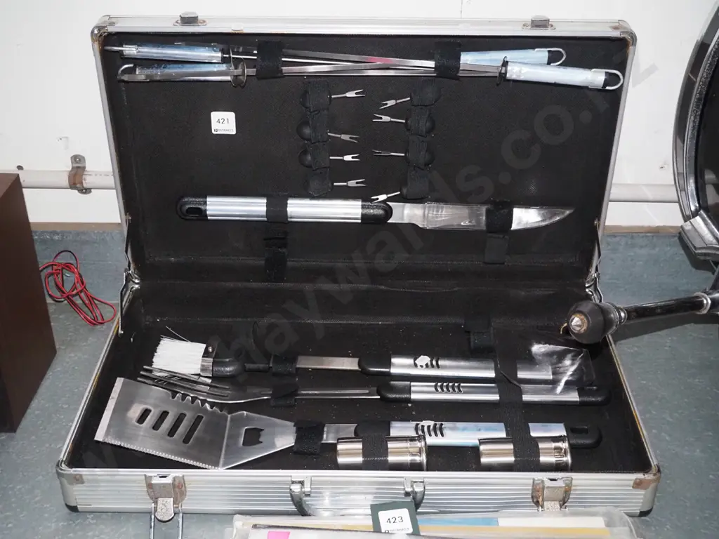 bbq utensils in carry case Image 1++