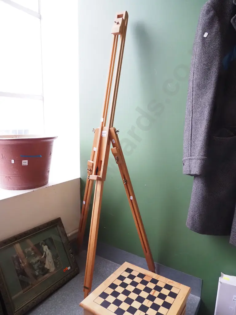 artist easel Image 1++