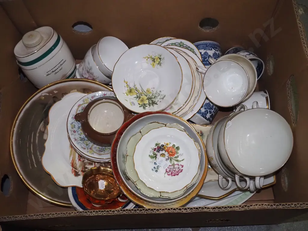 box; cups, saucers, bowls etc Image 1++