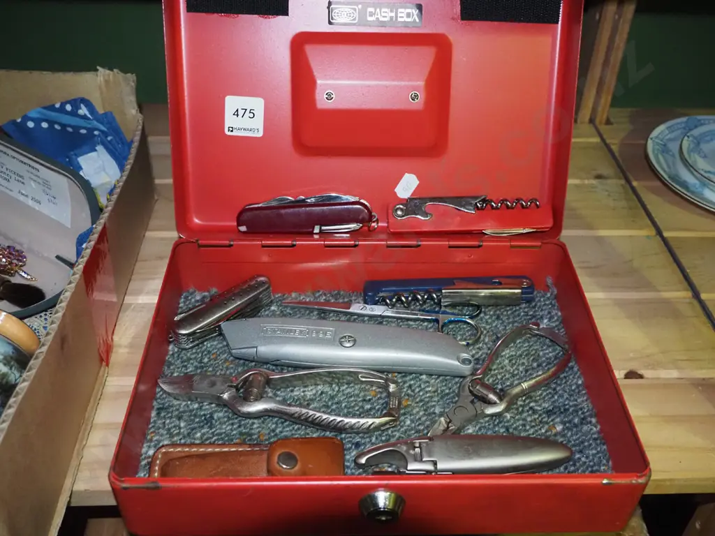 cash box - no key, pocket knives, scissors etc Image 1++