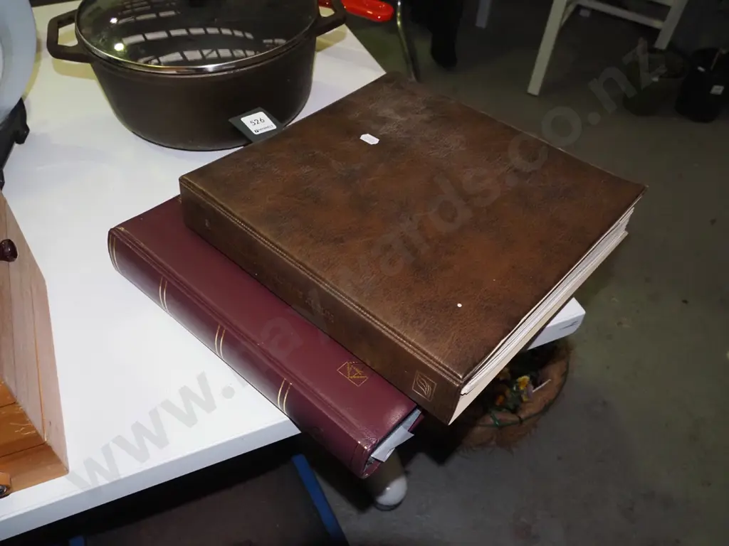 2 stamp albums Image 1++