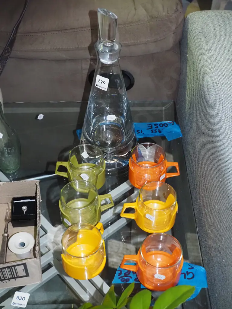 stoppered decanter, 6 plastic cups Image 1++