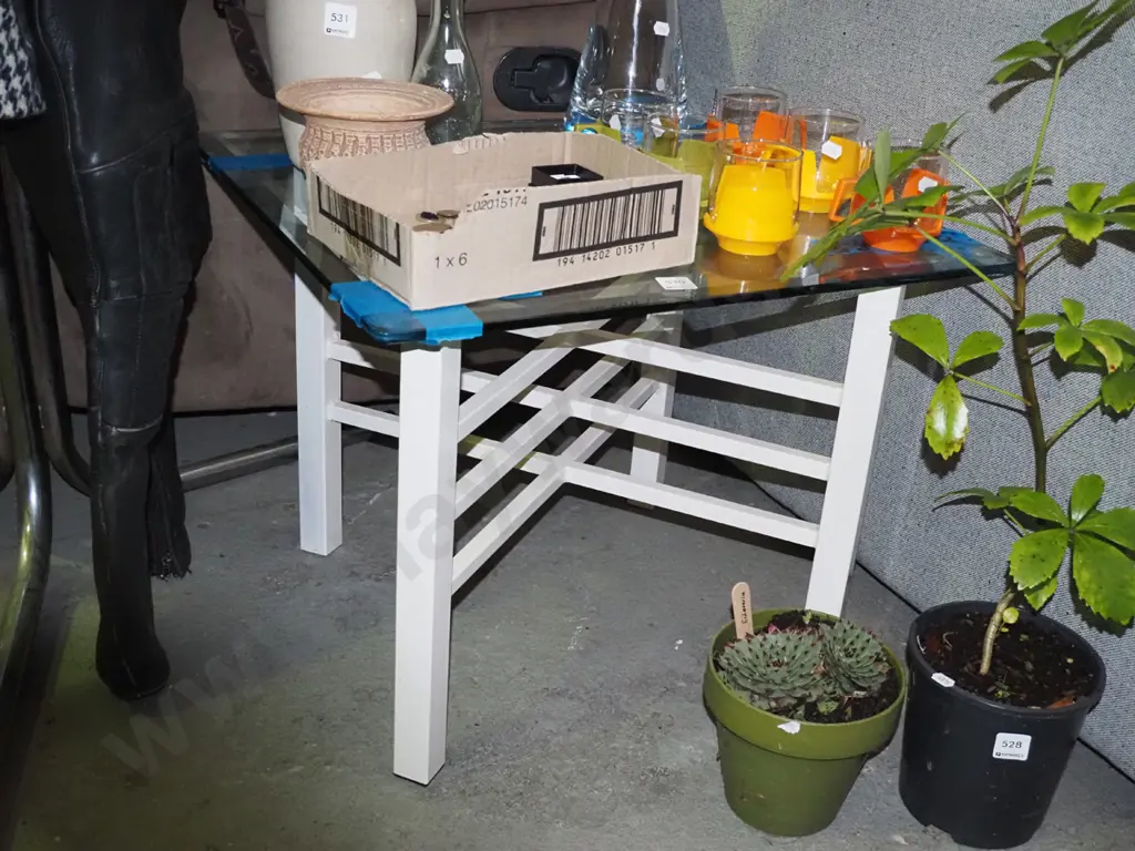 glass top and metal based end table Image 1++