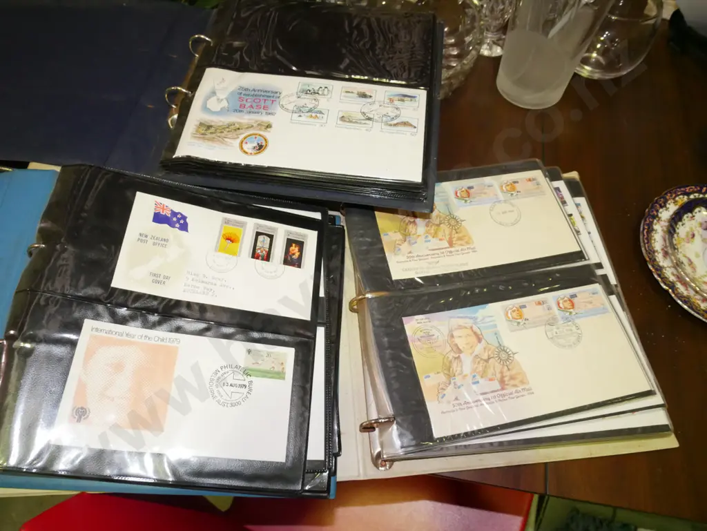 3 stamp albums Image 1++