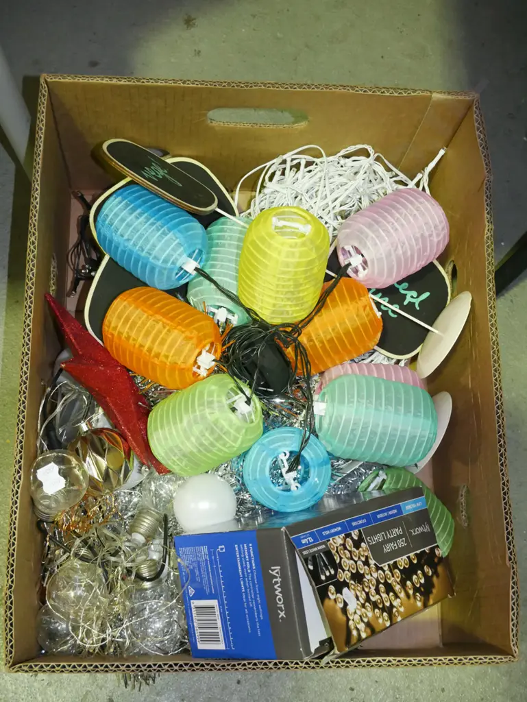 box; fairy lights, LED string lanterns etc Image 1++