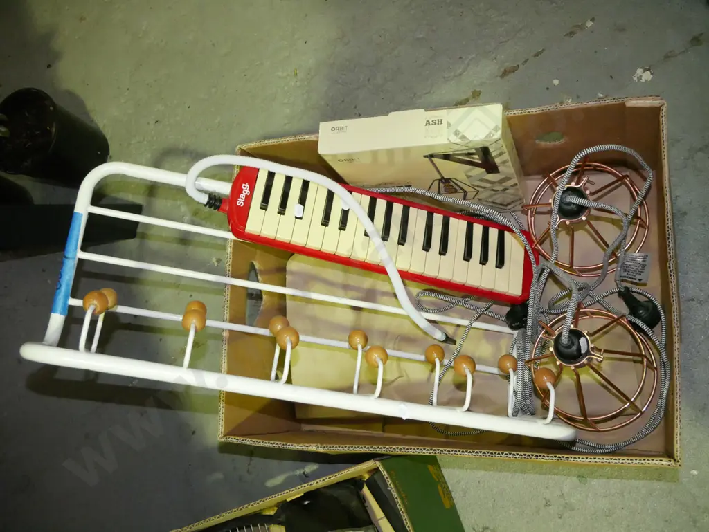 box; modern light fittings, coat rack, melodica Image 1++