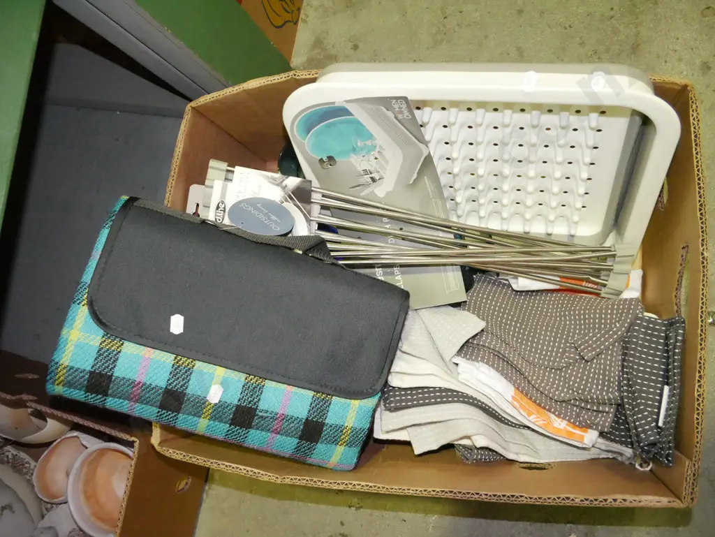box; picnic blanket, drying rack, tea towels etc Image 1++