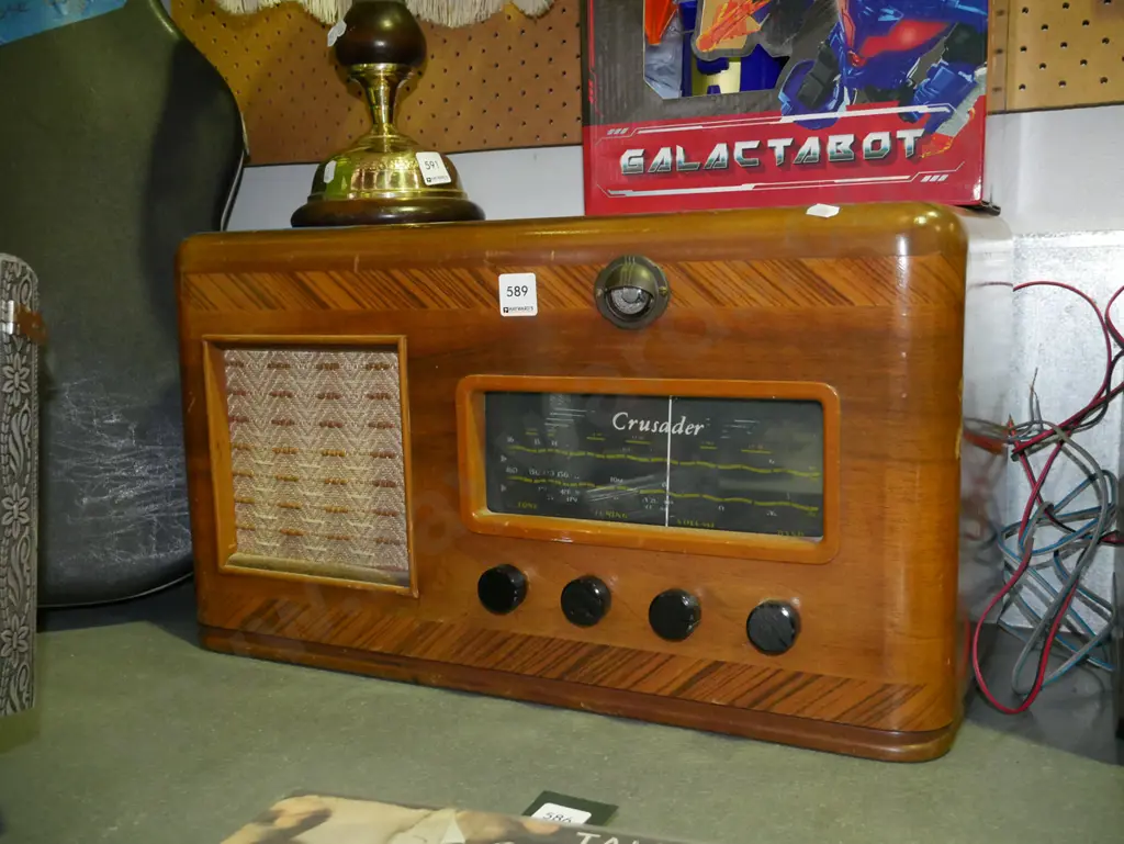 Crusader wood cased valve radio - powers up but needs an aerial Image 1++