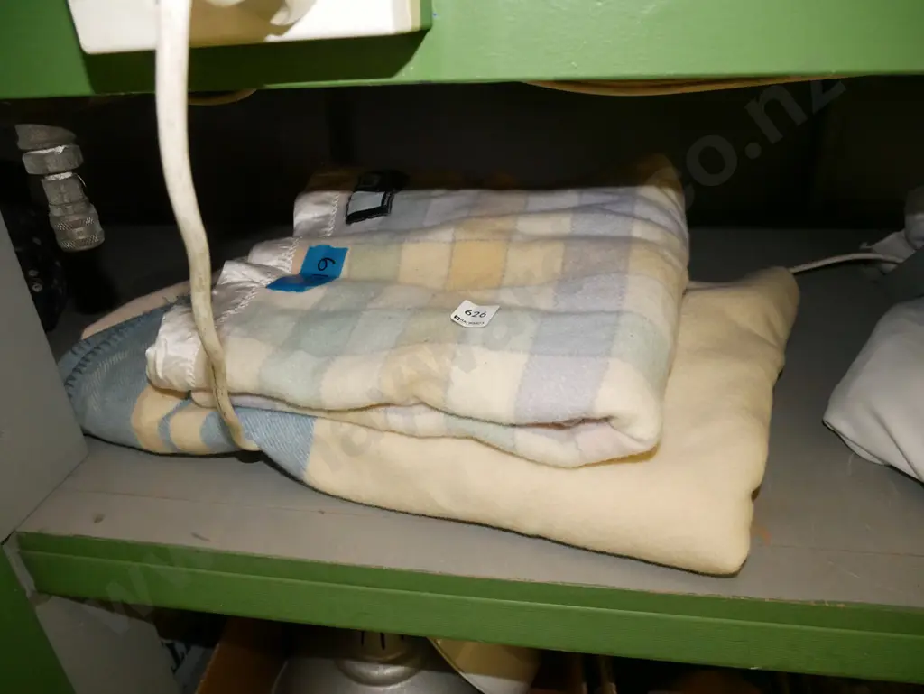 2 woollen blankets Image 1++
