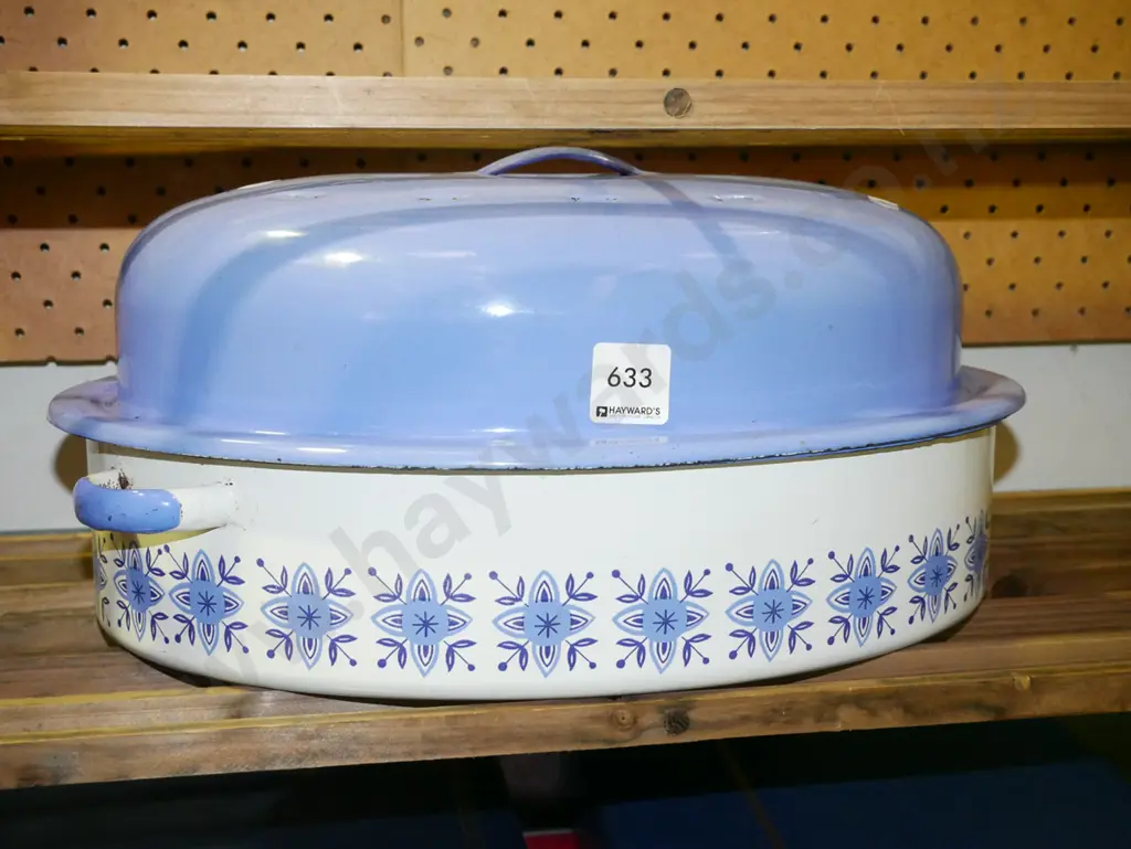 retro enamel lidded roasting dish Image 1++