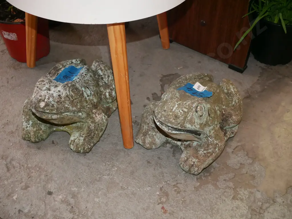 pari of concrete garden ornaments frogs Image 1++