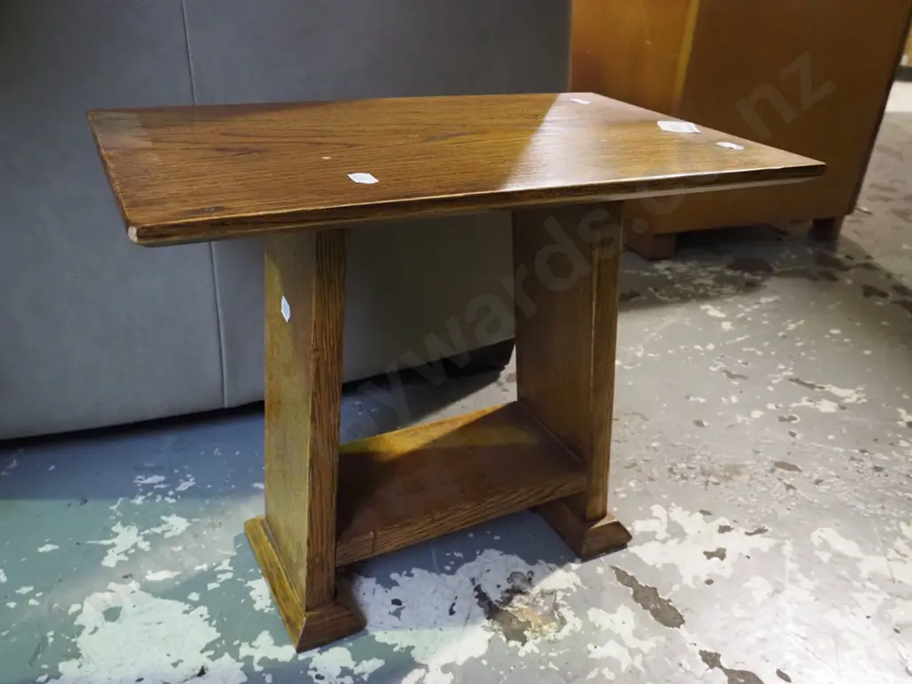 small oak end table Image 1++