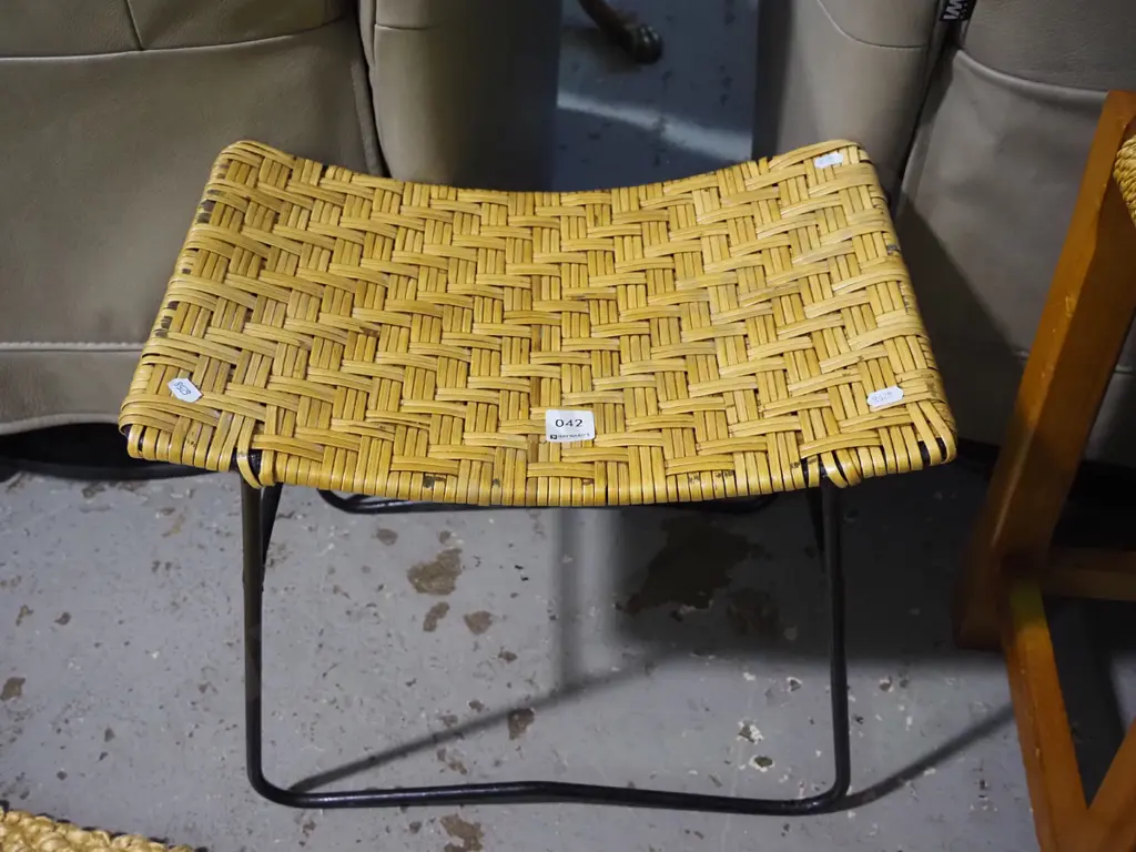 retro woven plastic stool Image 1++