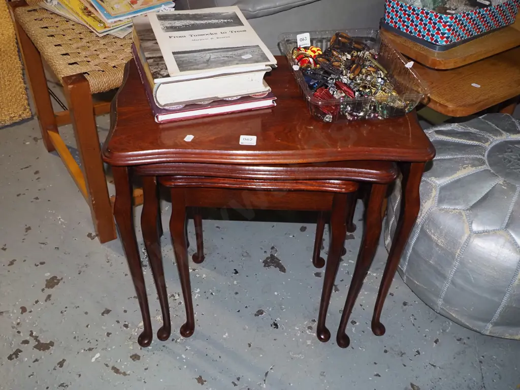 mahogany nest of 3 tables Image 1++