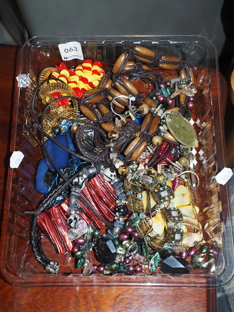 costume jewellery Image 1++