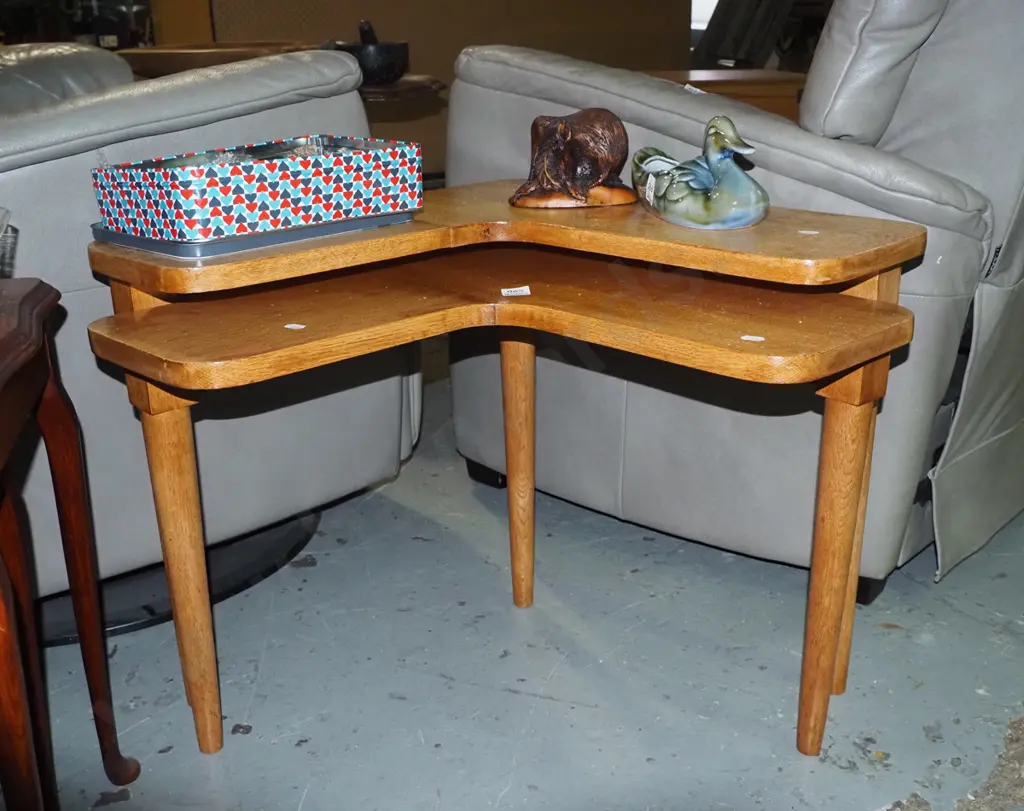 nest of 2 oak corner tables Image 1++
