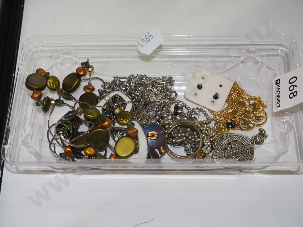 tray of costume jewellery Image 1++
