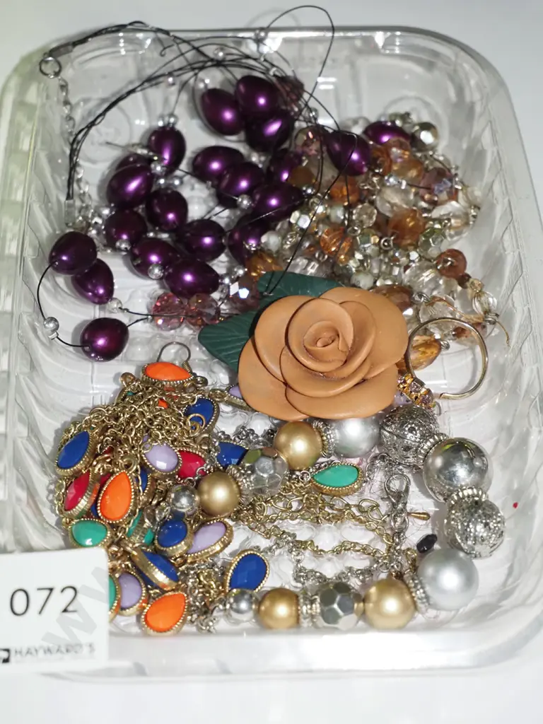 tray of costume jewellery Image 1++