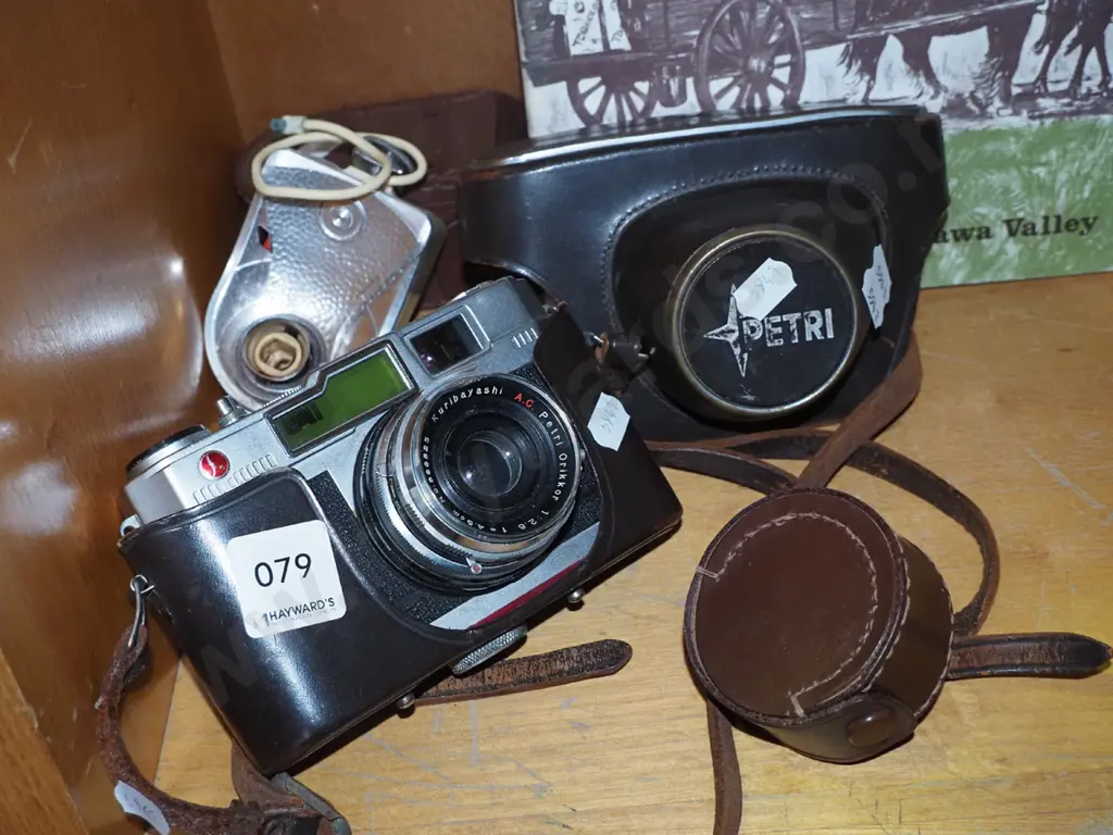 Petri 35mm camera with flash Image 1++