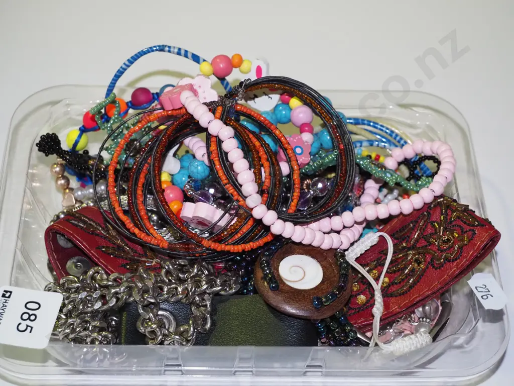 tray of costume jewellery Image 1++
