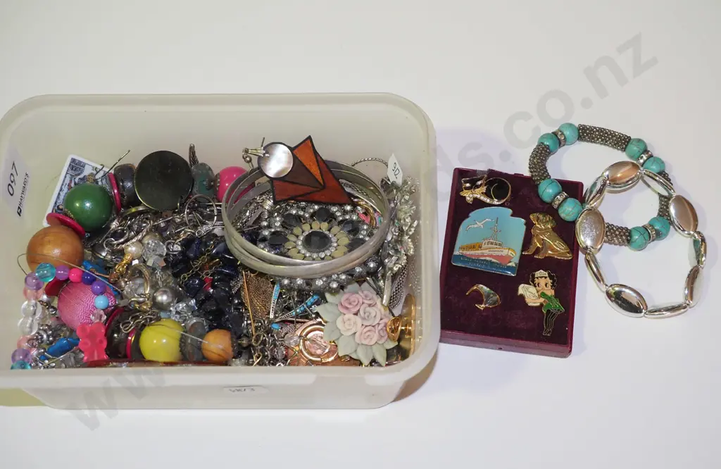tray of costume jewellery Image 1++