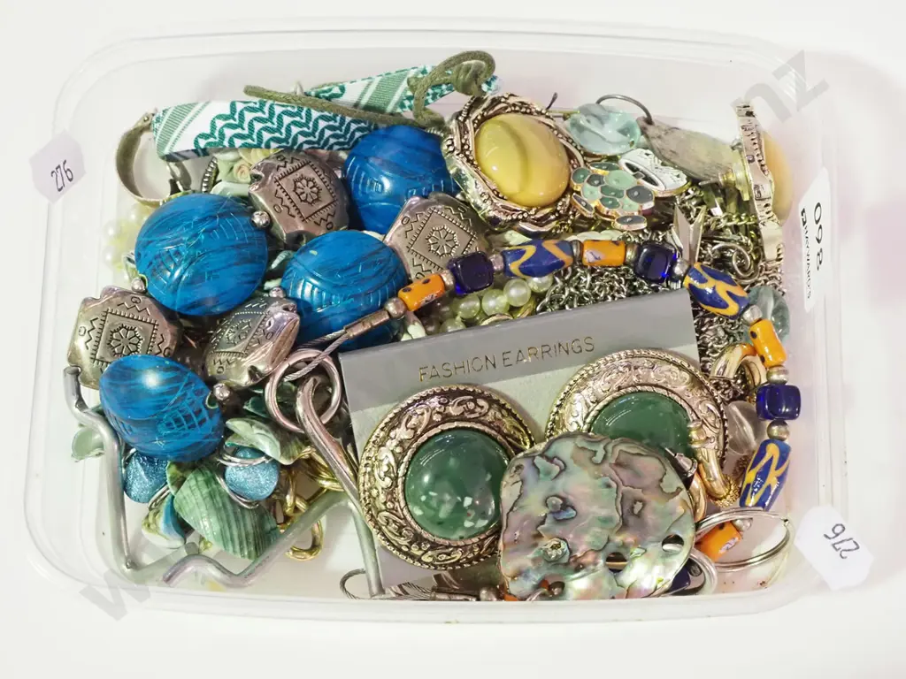 tray of costume jewellery Image 1++