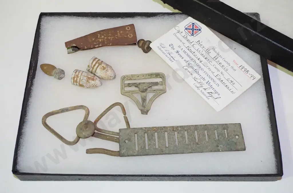 box; items possibly from American Civil War Image 1++
