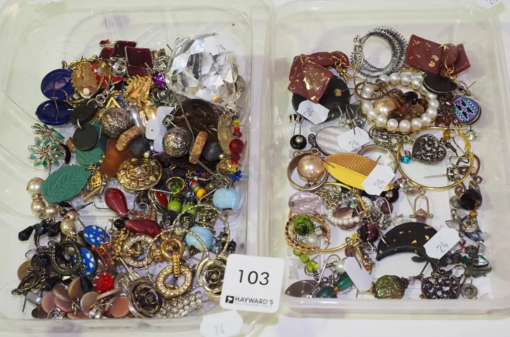 2x trays of costume jewellery Image 1++