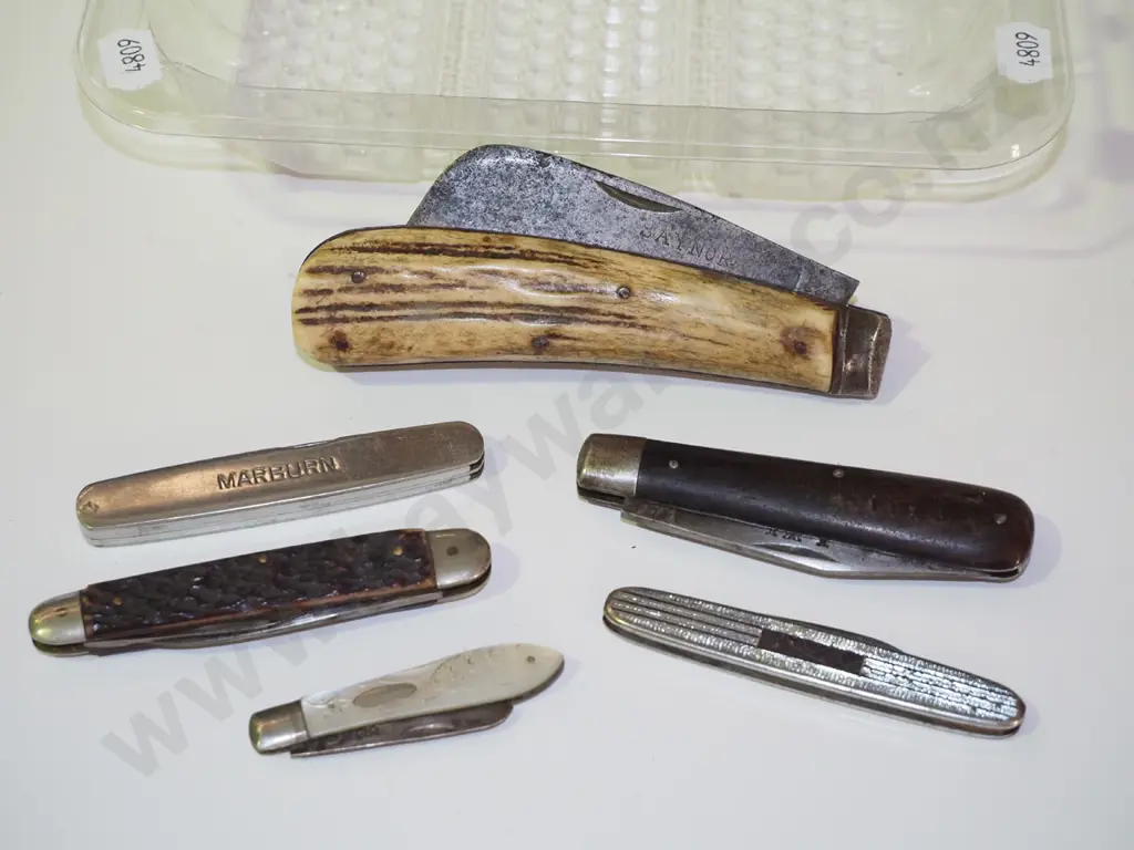 tray of pocket knives Image 1++