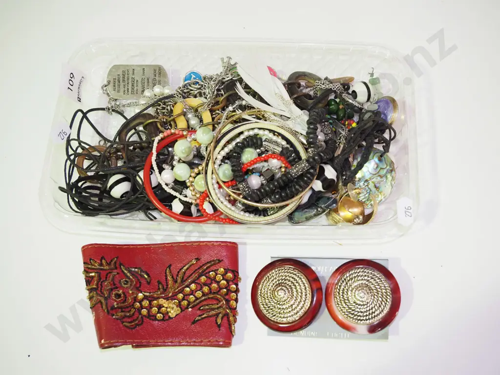 tray of costume jewellery Image 1++