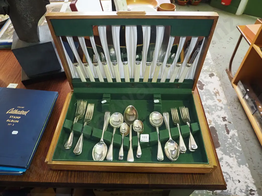 canteen of cutlery Image 1++